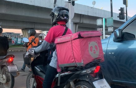 Image: Foodpanda driver by Chainwit. via Wikimedia Commons 