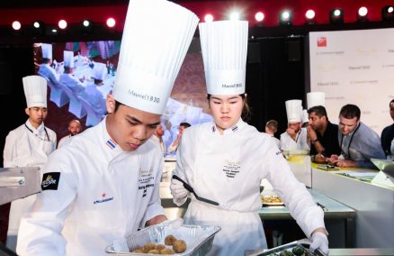 Chefs Natcha Saengow (right) and Thanathip Piyakamperm / Credit: Bocuse d'Or