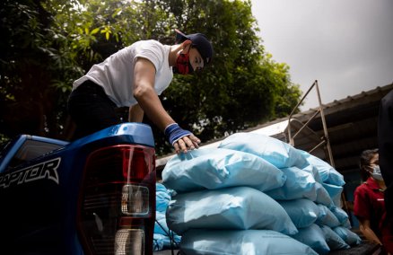 Global Shapers Bangkok and Social Givers deliver care packages