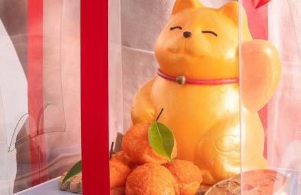 Image: the Golden Lucky Cat / Ici