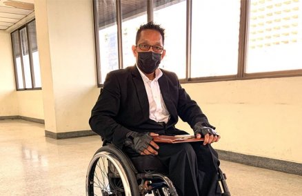 Manit Intharapim of Accessibility is Freedom appears Monday at Bangkok’s Criminal Court. Photo: Chayanit Itthipongmaetee / Coconuts